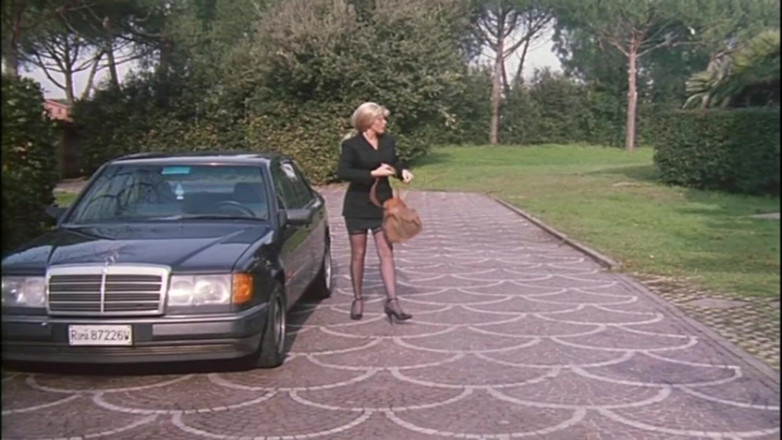 Inthe MILF room: Tato děvka milfka si dělá mrdku kluka na zajíčka