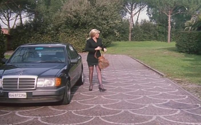 Inthe MILF room: Denna slampiga MILf gör henne toyboy cum