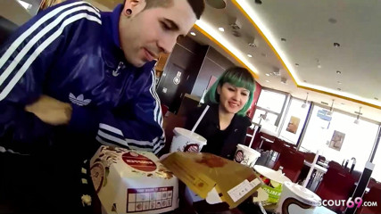 Full porn collection: Nadržená teenagerka Eris přistoupila k večeři a odvedla ji domů šukat