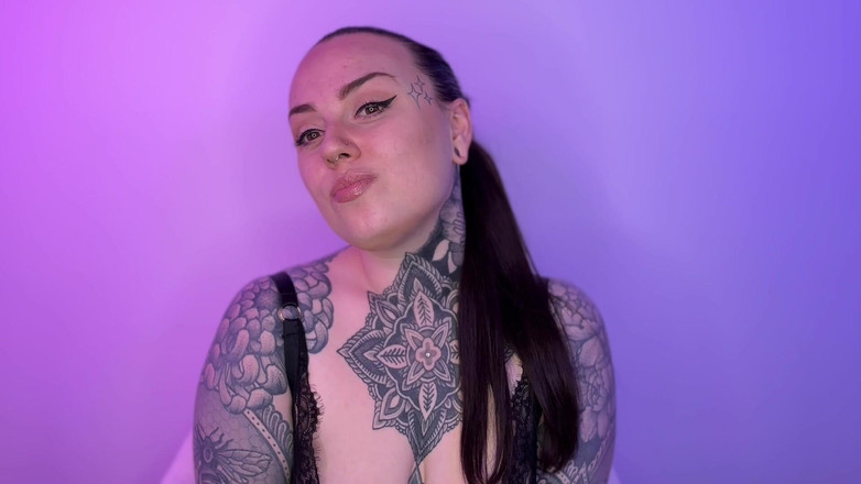 Miss Valentina: Branle la bite de ton loser