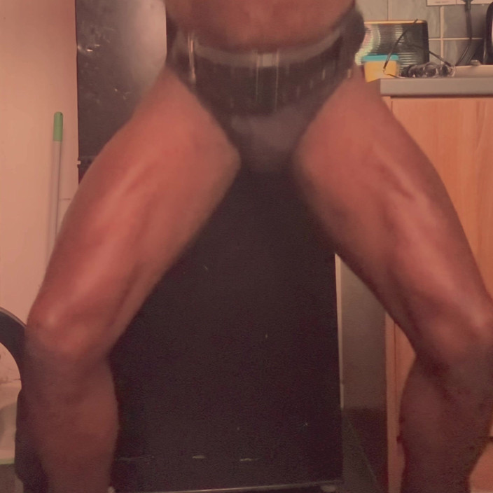 Black mature kinky muscle: Attrezzatura a Rete Accovacciata E Sessione Di Sega