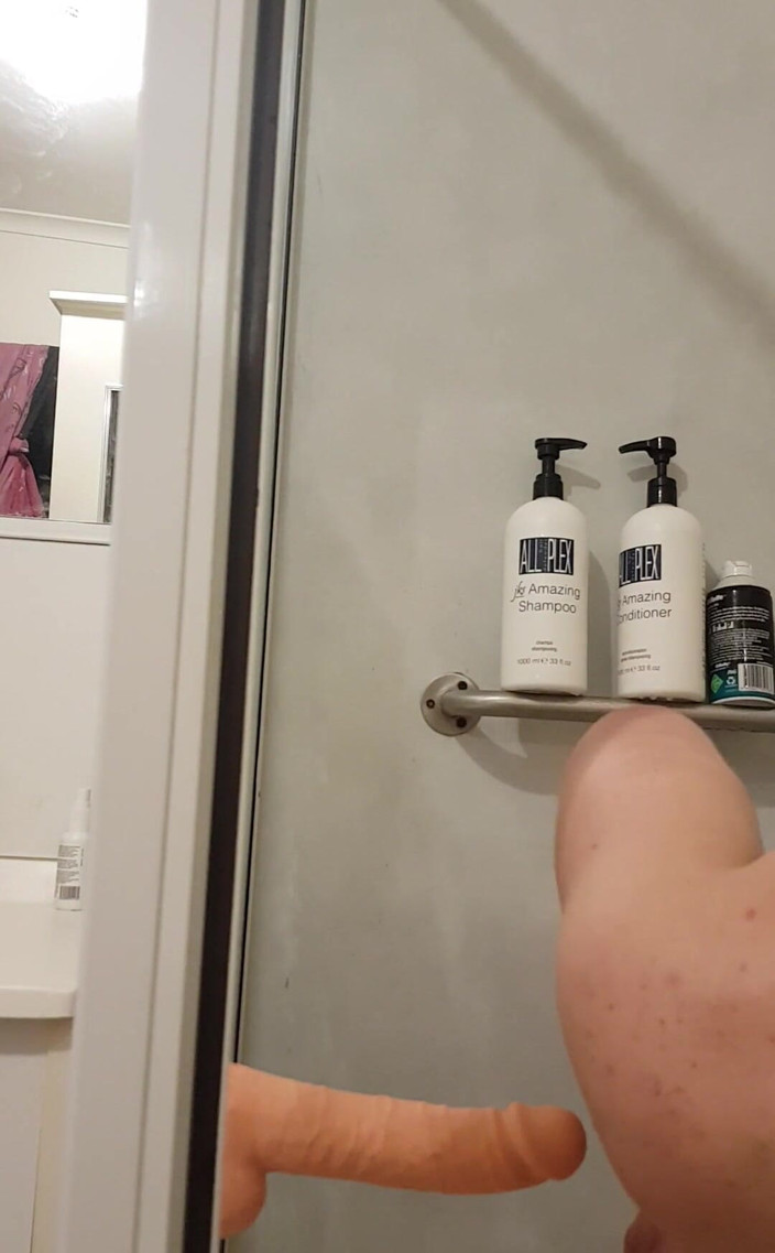 Michellexm: Aku lagi asik muasin memekku pakai dildo baruku, tapi aku...