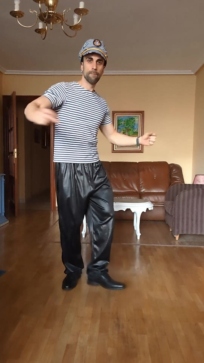 Zeus Ray: Aku membuat streeptease dengan gaun militer