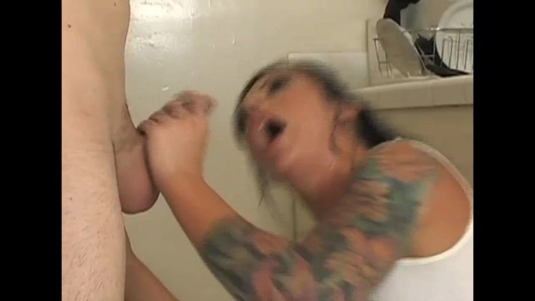 FM Video films: Sexy brunette met grote kont berijdt de pik