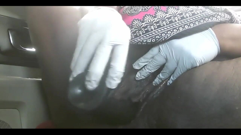 His Queen Suga: 내 차에서 딜도로 자위