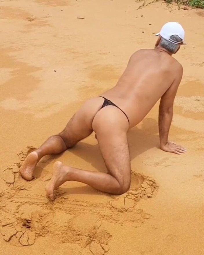 Ladysilvas: Ladysilva Crossdresser समुद्र तट पर पैंटीज में क्या हॉट गांड है