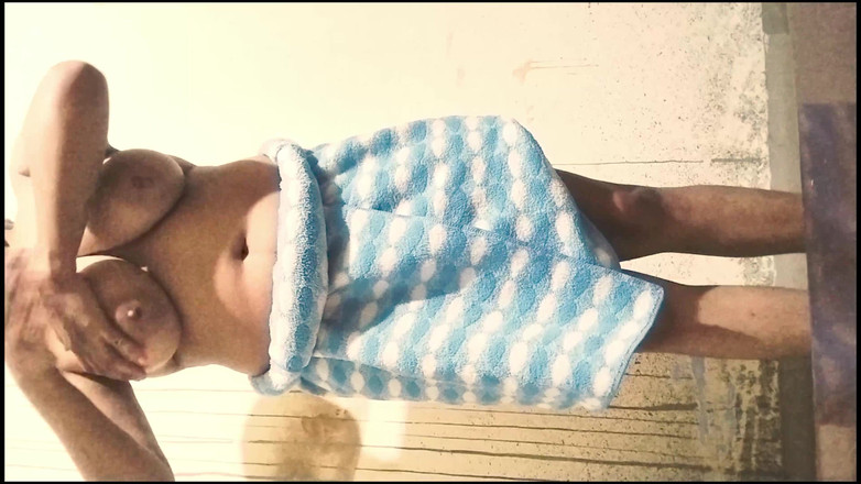 FantacyCouple: Vysokoškolačka prstění kundičky při sprchování v koupelně