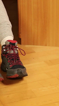 Vuile witte sokken en wandelschoenen - langzame sneakerverwijdering, sok plagen & voetspel
