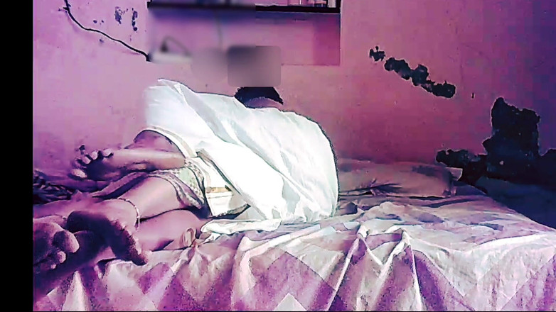 Black & white desicat: Дружина дезі з великою дупою в сарі смокче член, а її пизду пестять пальцями цицьки, смоктали і каталися на члені