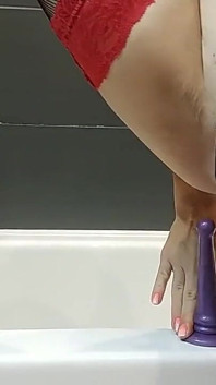 Isteri seksi bermain dubur dalam bilik mandi, palam dubur