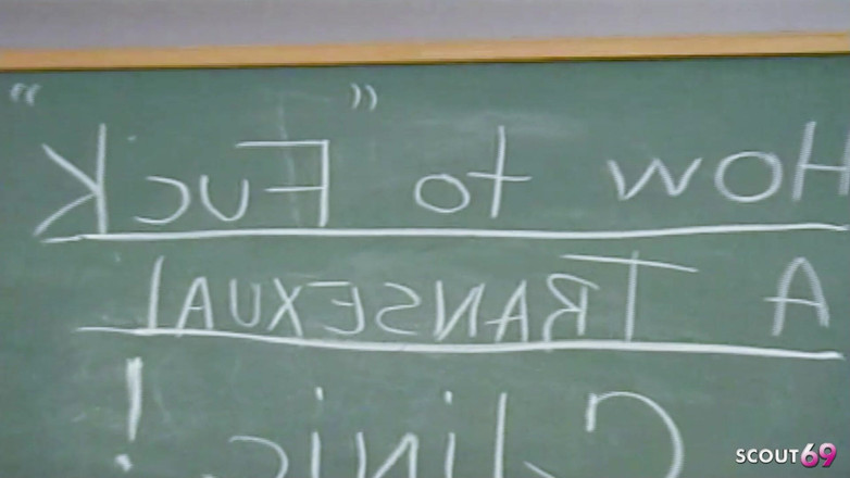 Shemale TS Collection: Pantat bahenol bu guru nakal ini dientot habis-habisan sama bu...