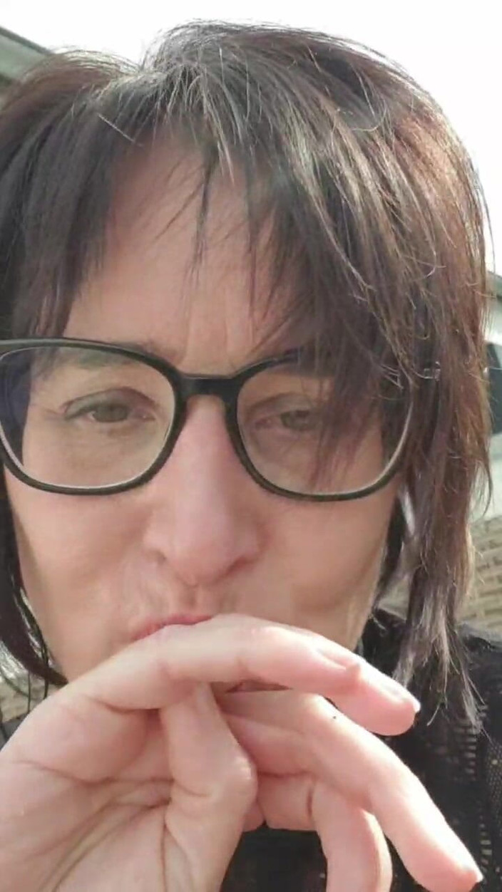 JulieEroticDress: MILF bawi się dilatorem i tryska