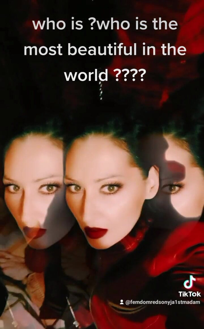 Dominatrix Redsonyja: 私の慈悲のかけら、小さな哀れな虫よ、ここに来て、唯一無二の女神を崇拝しなさい。楽しんでください。