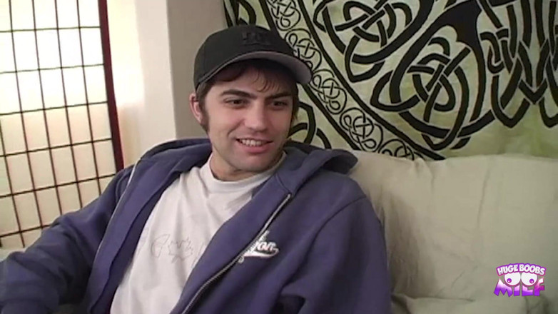 Huge Boobs MILF: 巨乳の入れ墨のブロンドヤリマンは、彼女が去った後、彼女の妊娠中の友人の夫をシャグします