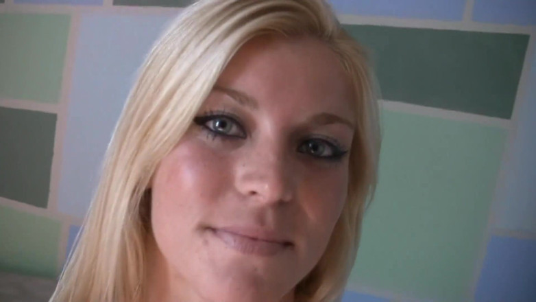 Girls Go Solo: Leanna usa un dildo rosa nella sua piccola figa