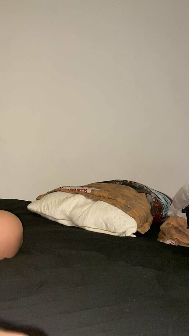 Tomas Styl: 휴대폰으로 뚱뚱한 자지를 보여주는