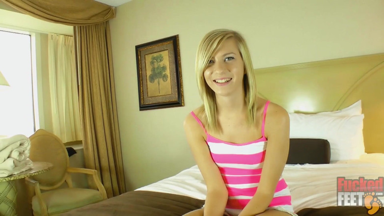 Fucked Feet: Si blonde panas Chloe Brooke disembah kakinya!