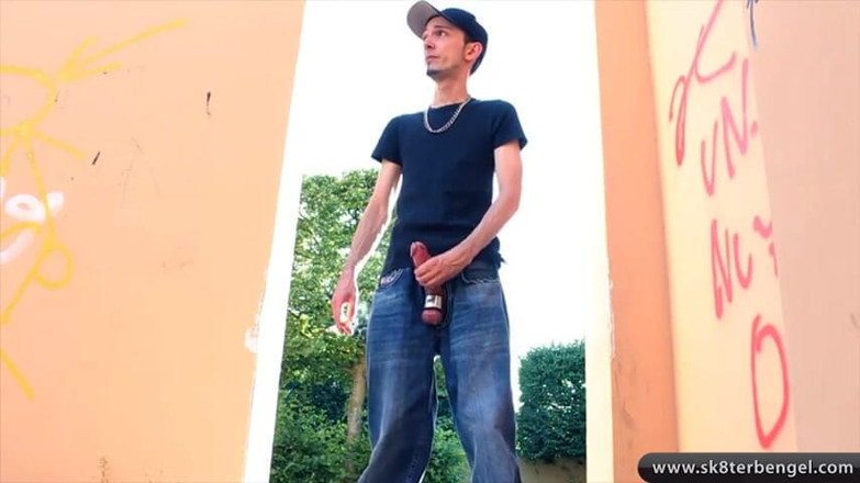 Sk8terBengel: Zabawa na świeżym powietrzu i palenie w pończochach