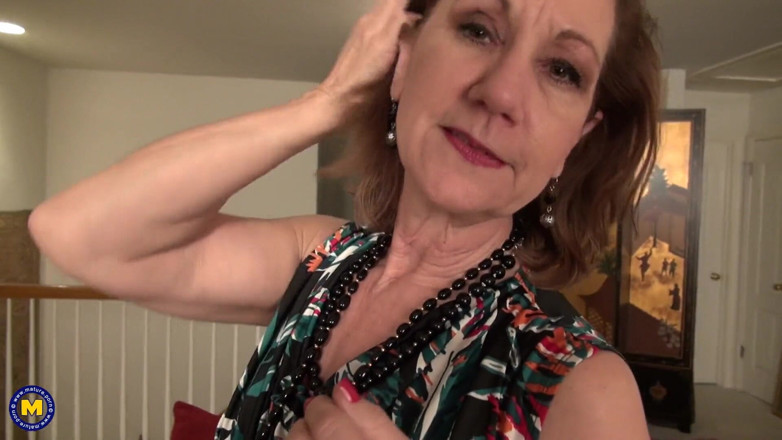 Mature NL: Mature slut masturbates pussy with dildo