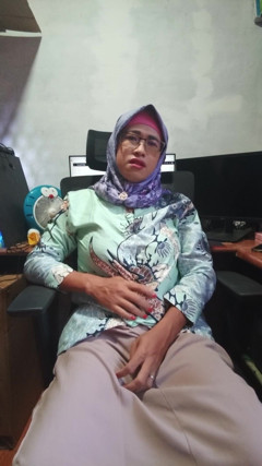 Stunning Big Tits Hijab Shemale Masturbate thumbnail
