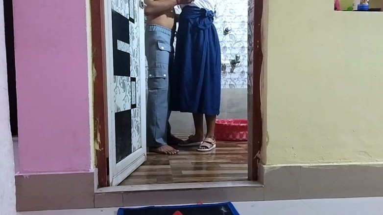 East indian group: インド系大学生の女の子がバスルームで配管工に犯される