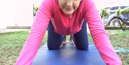 Nicoletta Embassi: Vuurspel voor Nicoletta in een tuin, een sexy string