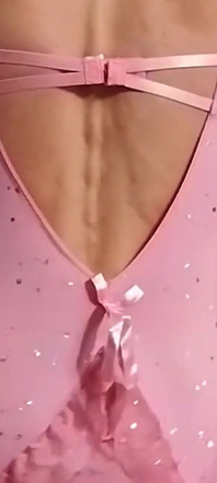 Cdmichelle vistiendo peluche sexy rosa con correas de liguero jugando con su polla