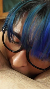 Chica nerd hará cualquier cosa por esas tarjetas