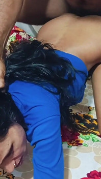 Asiatisches teen-mädchen hart im zimmer gefickt