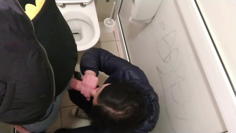 Toilet Mommy: 公衆トイレで射精