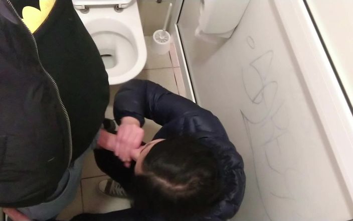 Fuck me like you hate me: Cumshot in openbaar toilet