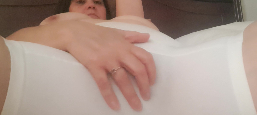 Mommy big hairy pussy: Apucând cochilia de deasupra chiloților, cât de grasă și umedă va...