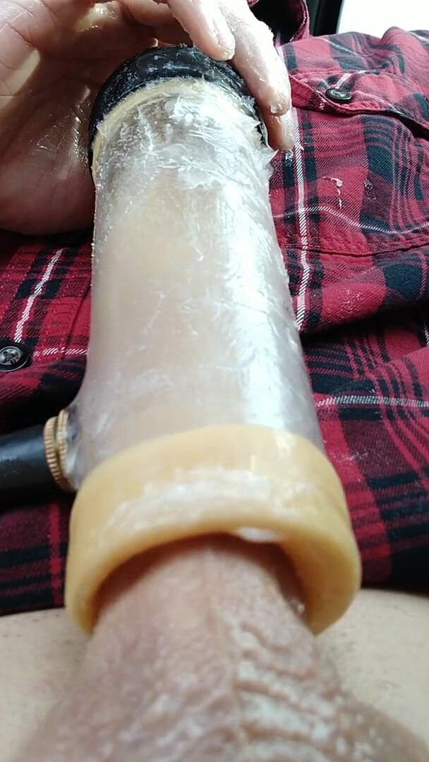 Big Daddy Dommmm: Venüs seks makinesinin yarağımın ucunu hızla emiyor yakın çekim görüntüsü