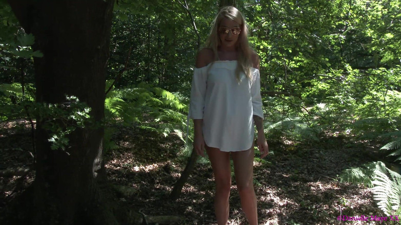 DanielleMaye: Pișare în pădure cu Penny