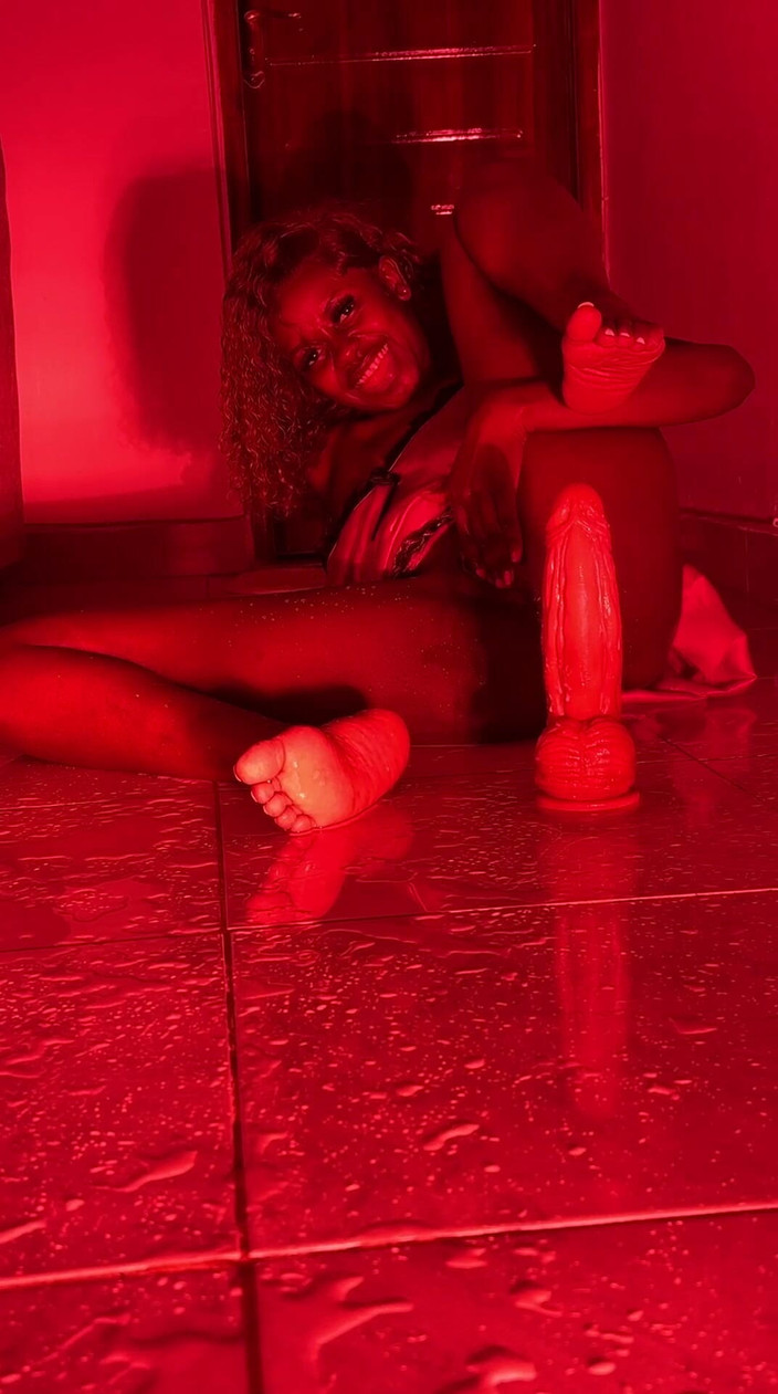 Chickysue: Ik hou van enorme dildo's