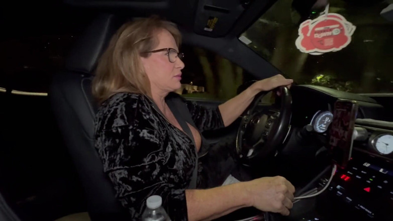 Island Boy Vids: A motorista do Uber Lana Lee me escolhe para mais...
