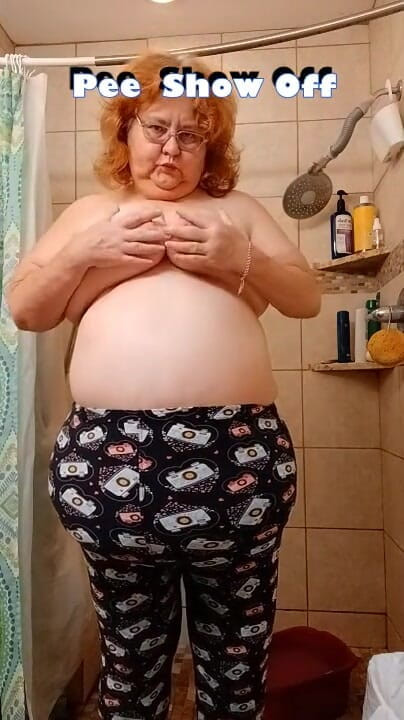 BBW nurse Vicki adventures with friends: Писсинг показывает