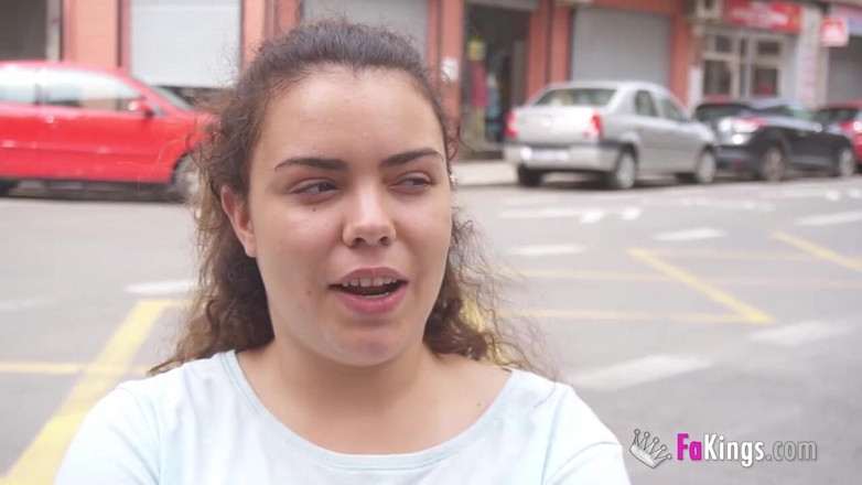 FAKings: Une bombasse accro au sexe de 19 ans utilise ses énormes seins...