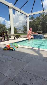 Ceva joc la piscină în câteva funduri