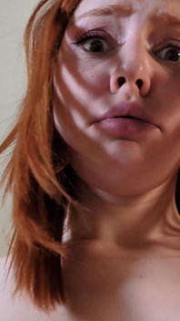 POV:赤毛の女の子とベッドを共有し、彼女は私が彼女をそんなに激しくファックできなかったことを敢えて、顔に射精しました(dia Ita)