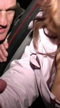 Cum děvka Jessica Lovett miluje sát doggers ptáky a být pokryta jejich spermatem