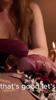 Orta yaşlı seksi kadın doğum günü pastası üzerinde 10 boşalma servisi yapıyor... Sonra her dilimi yiyor
