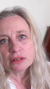 Auntjudys - șefa ta matură excitată Andrea Ann îți suge pula la birou