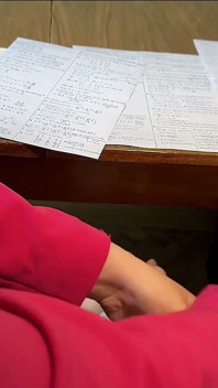 Adiós Matemáticas y la universidad!! Compañero de clase me dio una paja debajo de la mesa el último día de universidad
