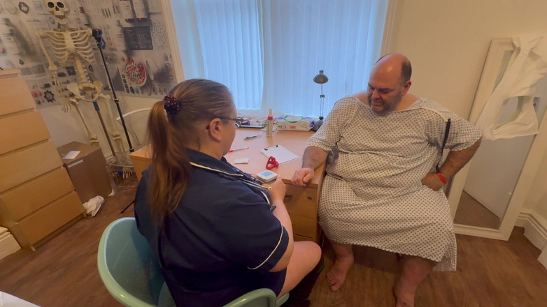 Aaexperiencesltd: Část 1: Anální zkouška Matrona Satana a Pana Jonese!