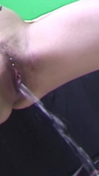 Memek aduhai cewek ini lagi kencing