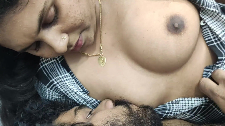 Vaigavarun45: Camicia aperta e tette calde succhia, coppia mallu succhia tette...