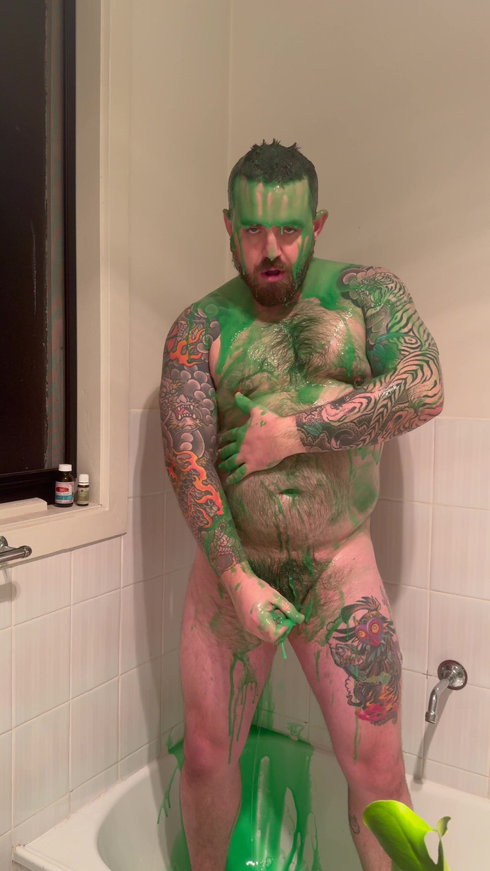 Keller Wolfe: L'orso paffuto si copre di melma e si masturba