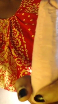 Ragazza sexy calda mostra tette e capezzoli nello spettacolo di dildo sex toy.