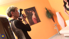 Mature NL: Teeny lesbička dělá svého zralého milence